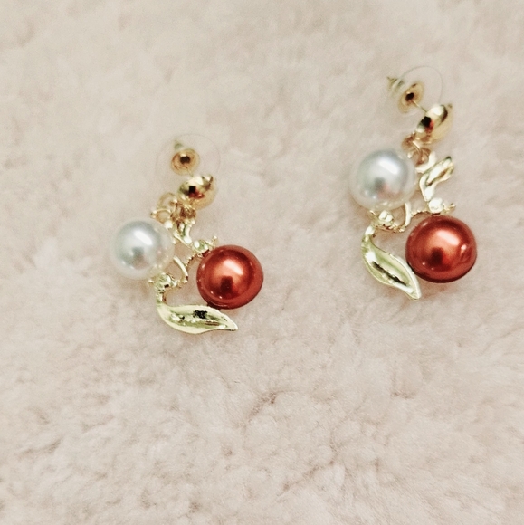 Exquisite necklace Three Tones Pearls and earrings set Over Golden Setting - Picture 9 of 9